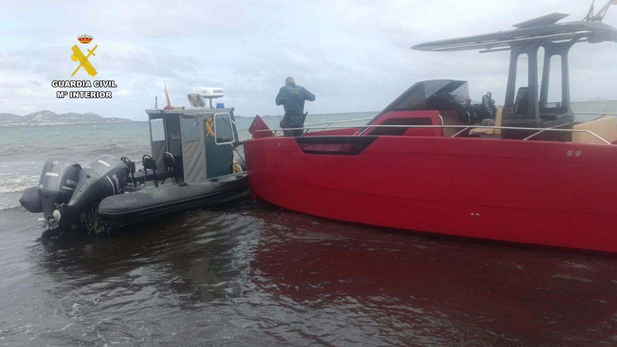 Los tripulantes de una embarcación con 500 kilos de cocaína en Ibiza trataron de embestir a la Guardia Civil