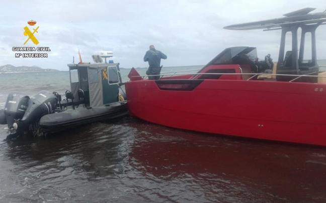 Los tripulantes de una embarcación con 500 kilos de cocaína en Ibiza trataron de embestir a la Guardia Civil