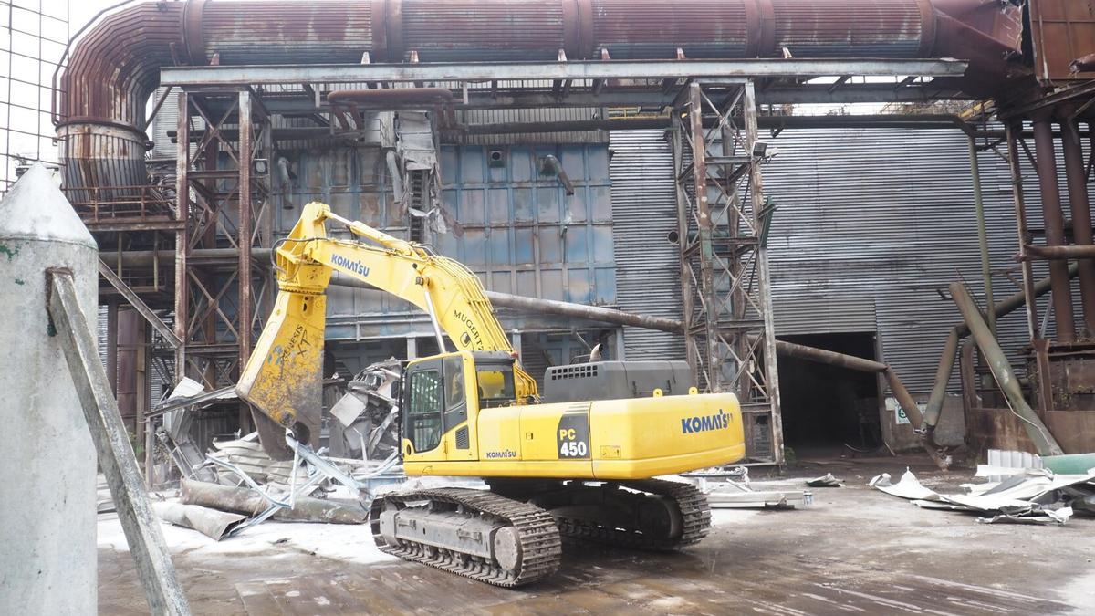 un momento del inicio de las tareas de demolición de la planta de Corrugados