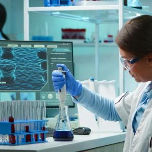 Un equipo científico trabajando en un laboratorio.