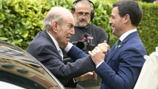 Pradales recibe a Garaikoetxea en el acto institucional de recuerdo y homenaje al primer Gobierno Vasco.