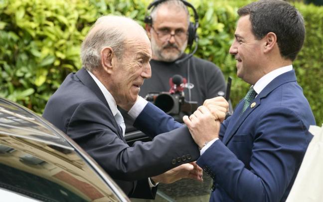 Pradales recibe a Garaikoetxea en el acto institucional de recuerdo y homenaje al primer Gobierno Vasco.
