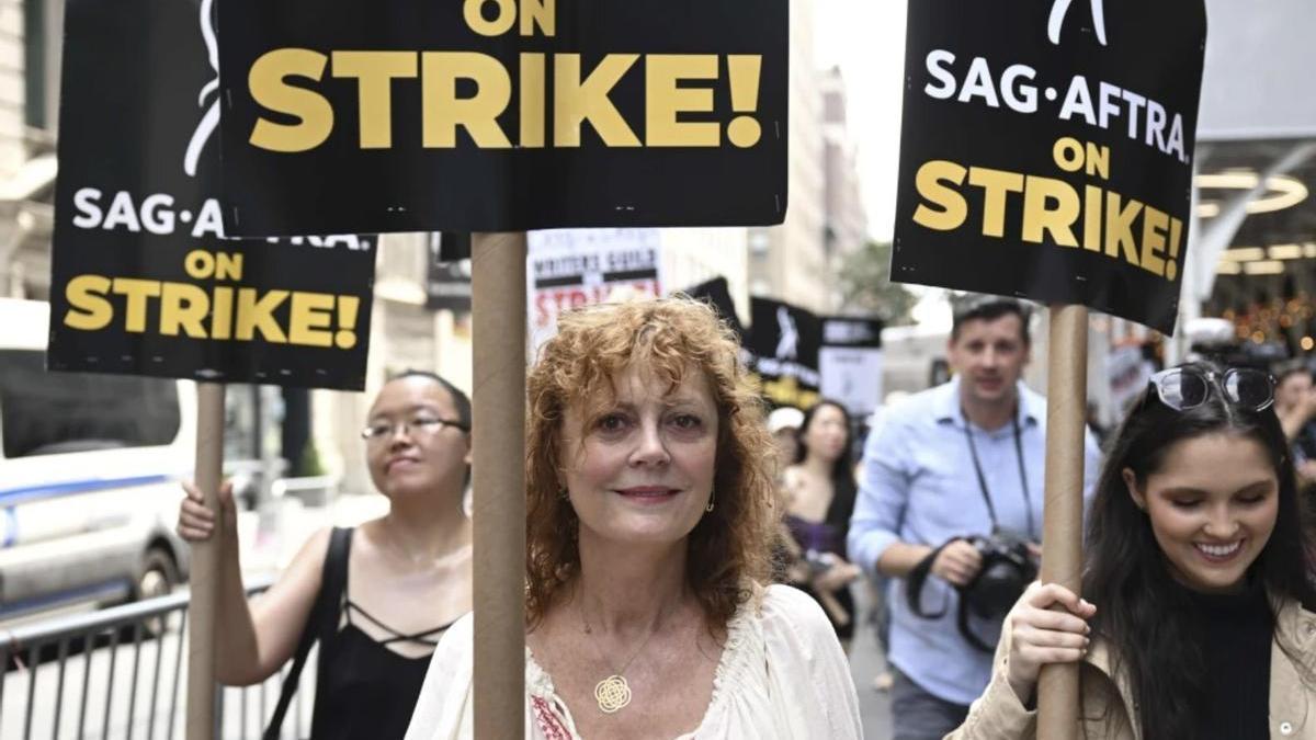 La actriz, Susan Sarandon, con una pancarta en las protestas.