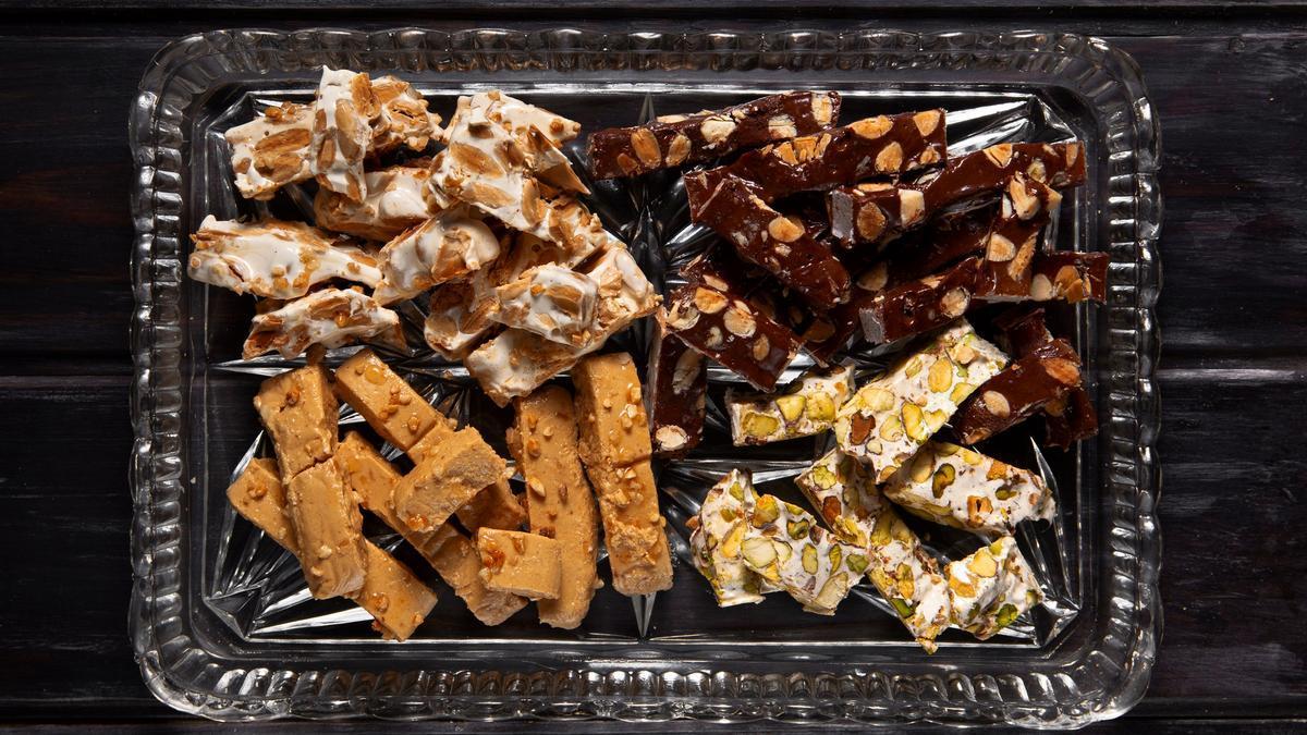 Bandeja con distintos tipos de turrón.