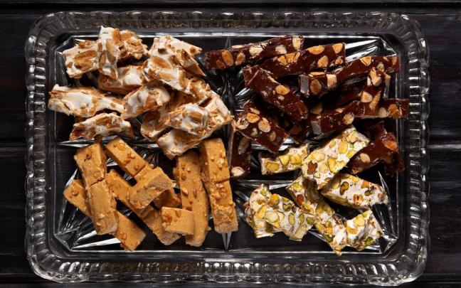 Bandeja con distintos tipos de turrón.