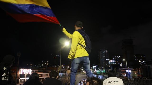 Un hombre ondea una bandera de Colombia en una manifestación en Bogotá.