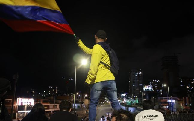 Un hombre ondea una bandera de Colombia en una manifestación en Bogotá.