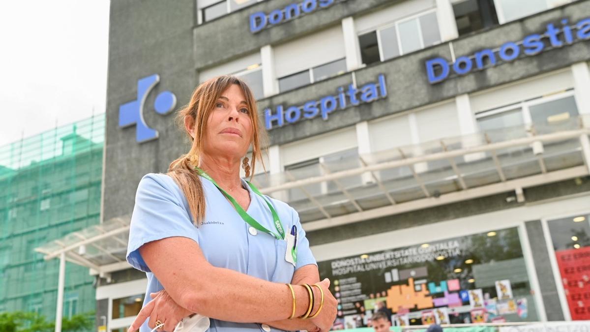 María Alonso posa junto al Hospital Donostia.