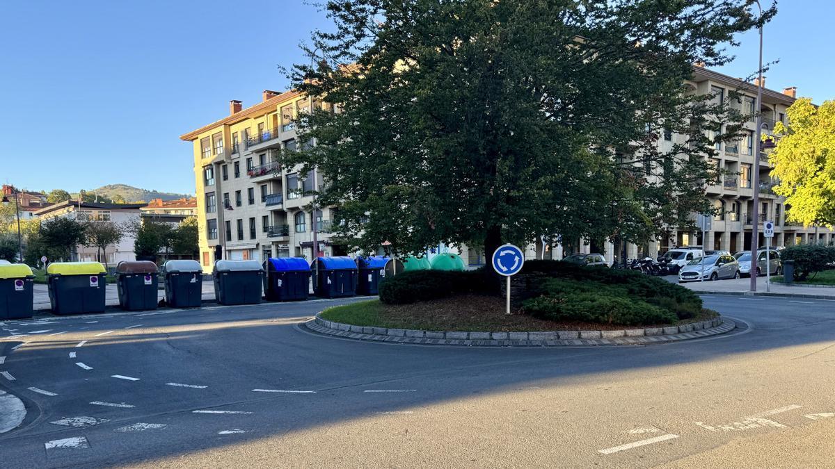 Contenedores de Bizkaia Kalea en Zarautz.