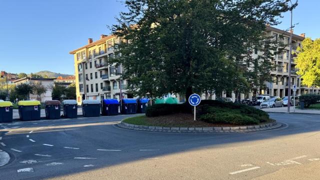 Contenedores de Bizkaia Kalea en Zarautz.