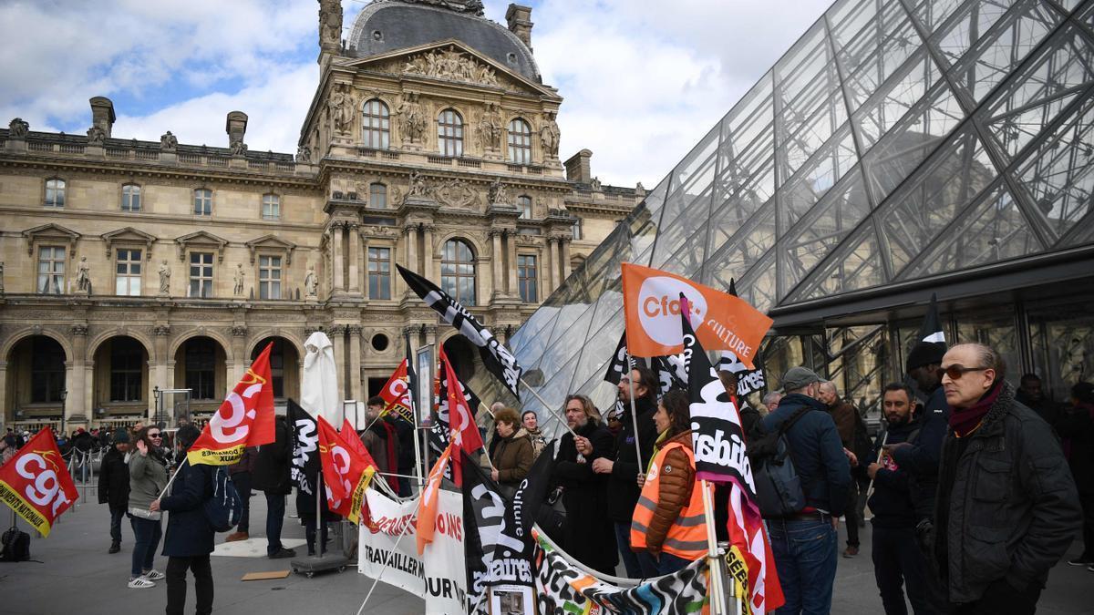 Las protestas cortan los accesos del Louvre.