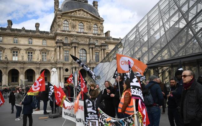 Las protestas cortan los accesos del Louvre. Las protestas cortan los accesos del Louvre.