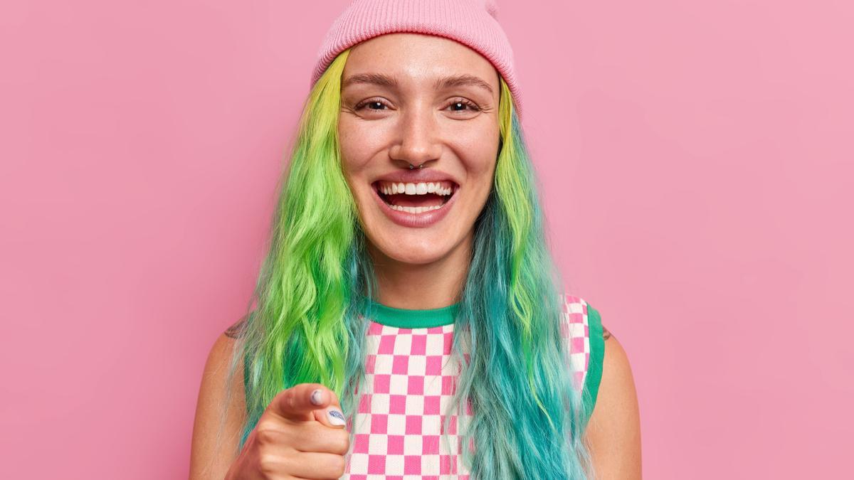 Mujer con el pelo de colores.