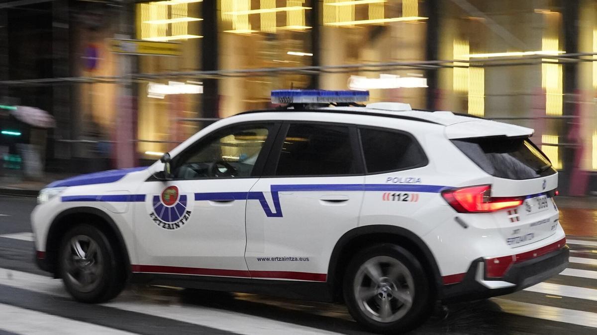 Imagen de archivo de una patrulla de la Ertzaintza.