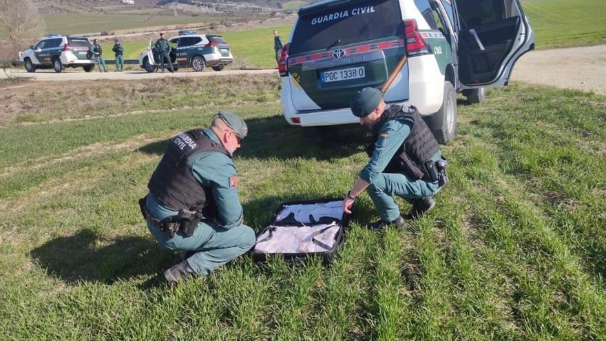 Agentes de Guardia Civil, con la maleta cargada de hachís.