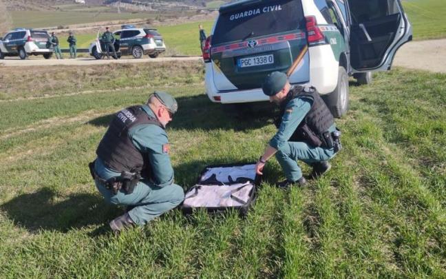 Agentes de Guardia Civil, con la maleta cargada de hachís. Agentes de Guardia Civil, con la maleta cargada de hachís.