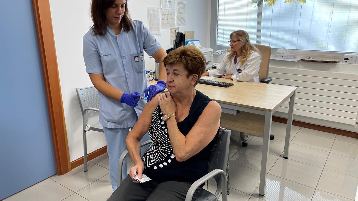 Una enfermera de Osakidetza vacuna a una persona mayor.