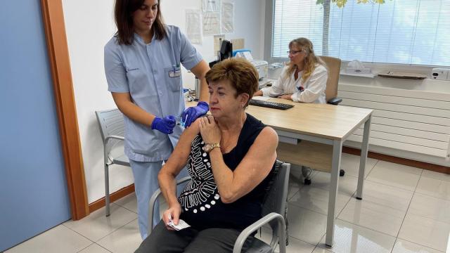 Una enfermera de Osakidetza vacuna a una persona mayor.