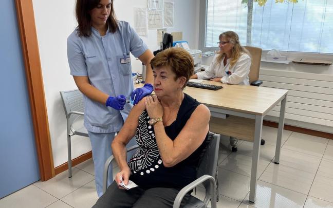 Una enfermera de Osakidetza vacuna a una persona mayor.