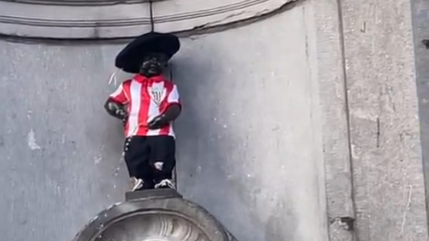 El Manneken Pis de Bruselas disfrazado del Athletic