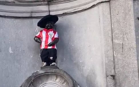 El Manneken Pis de Bruselas disfrazado del Athletic