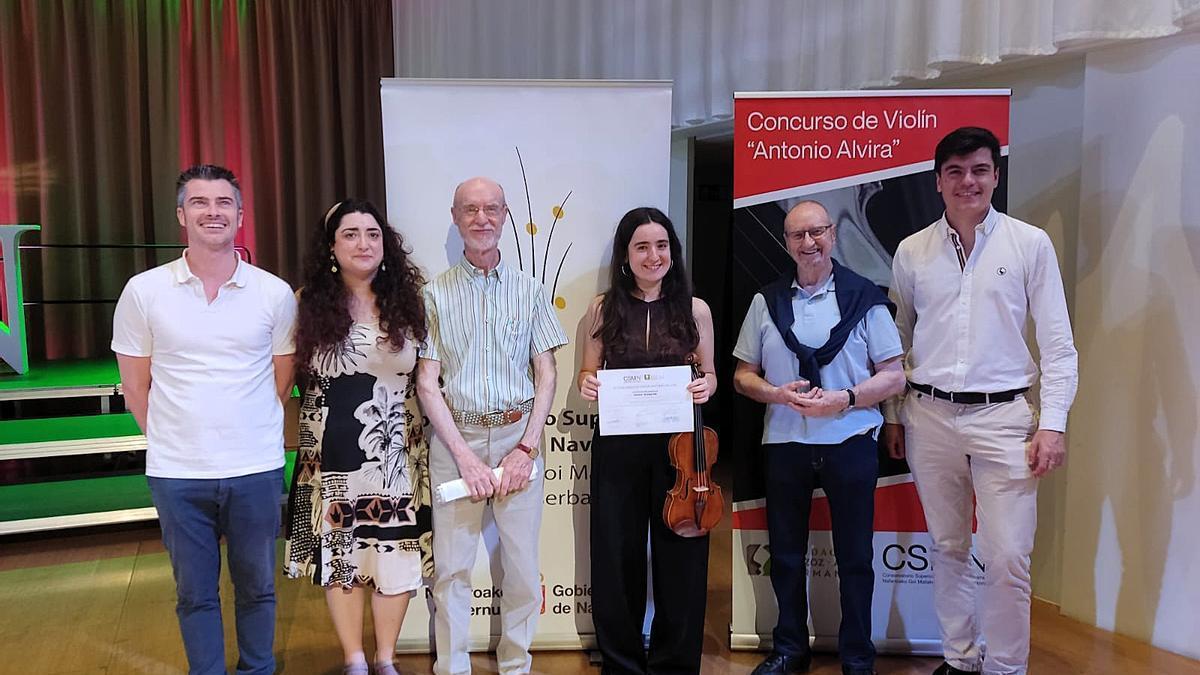 La violinista bergararra Maitane Suinaga Ena (cuarta) recogiendo el premio.