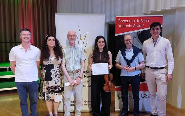 La violinista bergararra Maitane Suinaga Ena (cuarta) recogiendo el premio.