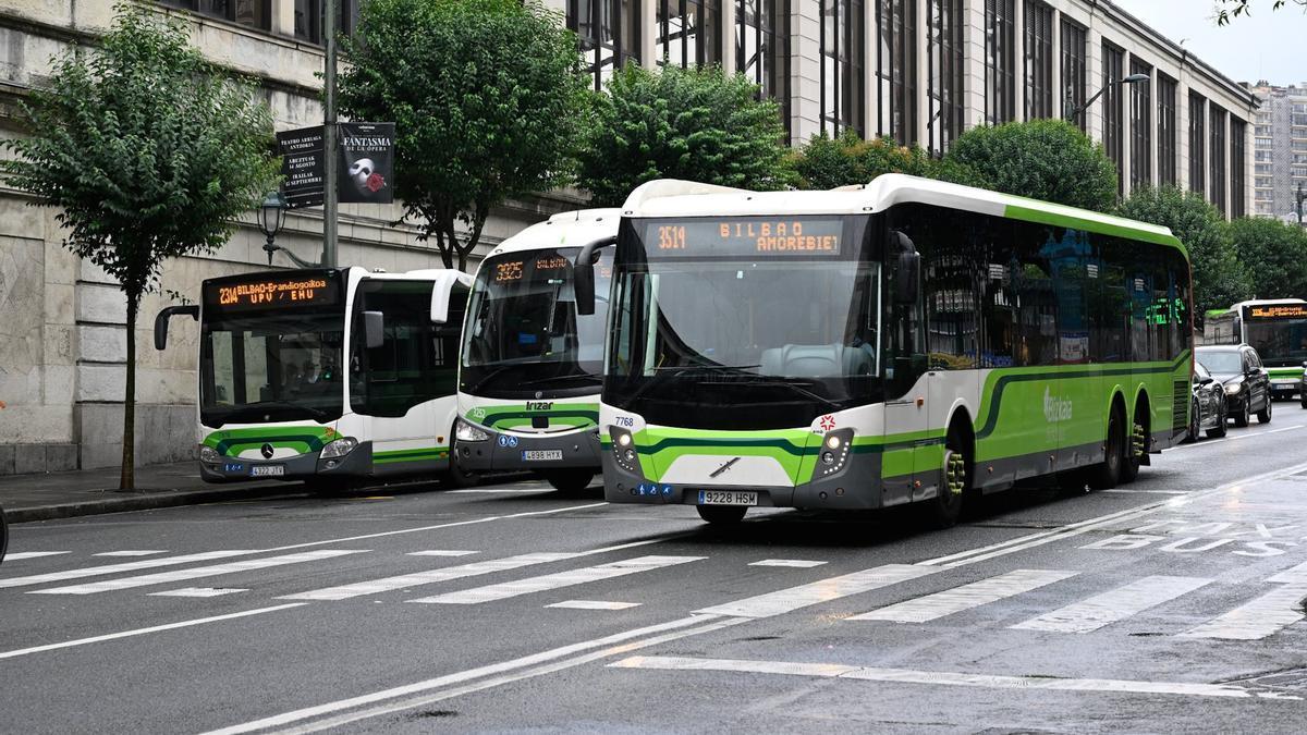 Unidades de Bizkaibus en la calle Hurtado Amezaga