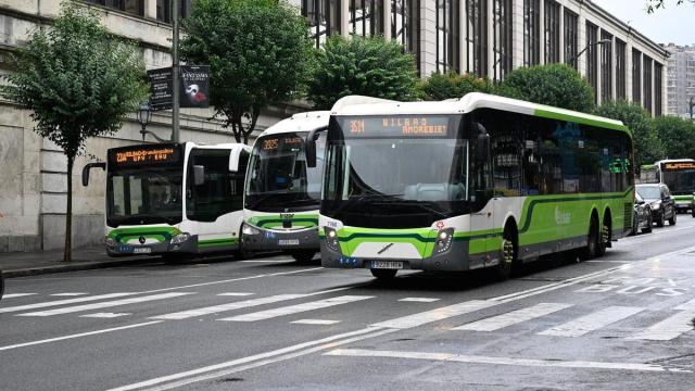 Unidades de Bizkaibus en la calle Hurtado Amezaga