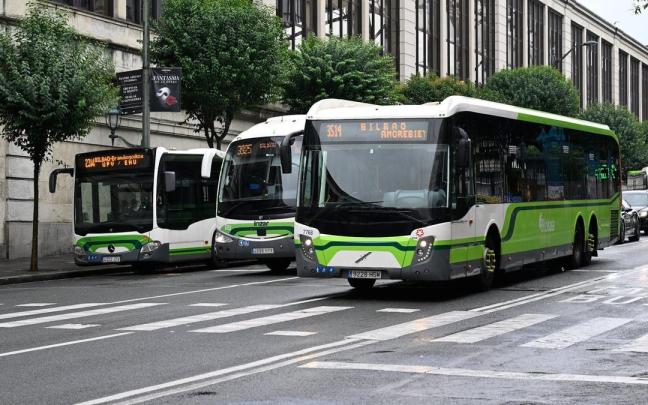 Unidades de Bizkaibus en la calle Hurtado Amezaga