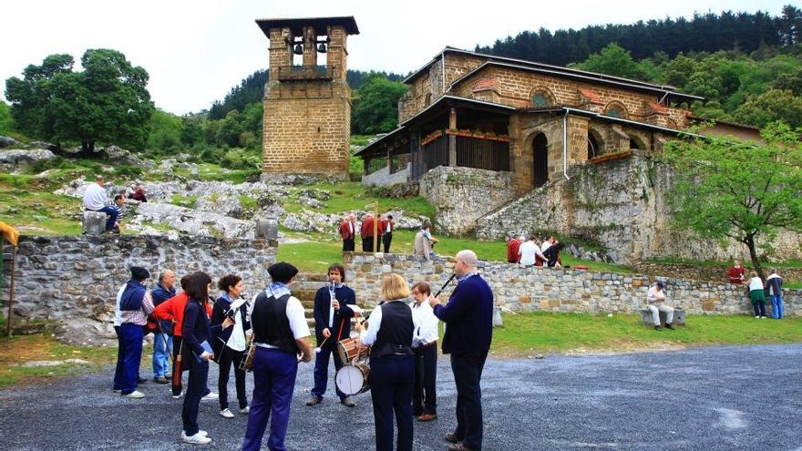 Txistularis en la romería de Santa Lucía en Llodio
