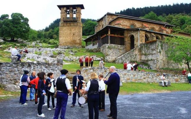 Txistularis en la romería de Santa Lucía en Llodio