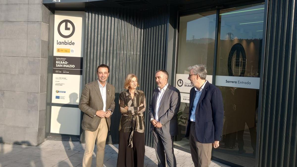 Mikel Torres (i) y Francisco Pedraza (2d) con los responsables de la oficina de Lanbide de San Ignacio.