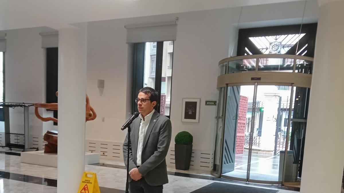 Otxandiano atiende a los periodistas a su llegada al Parlamento