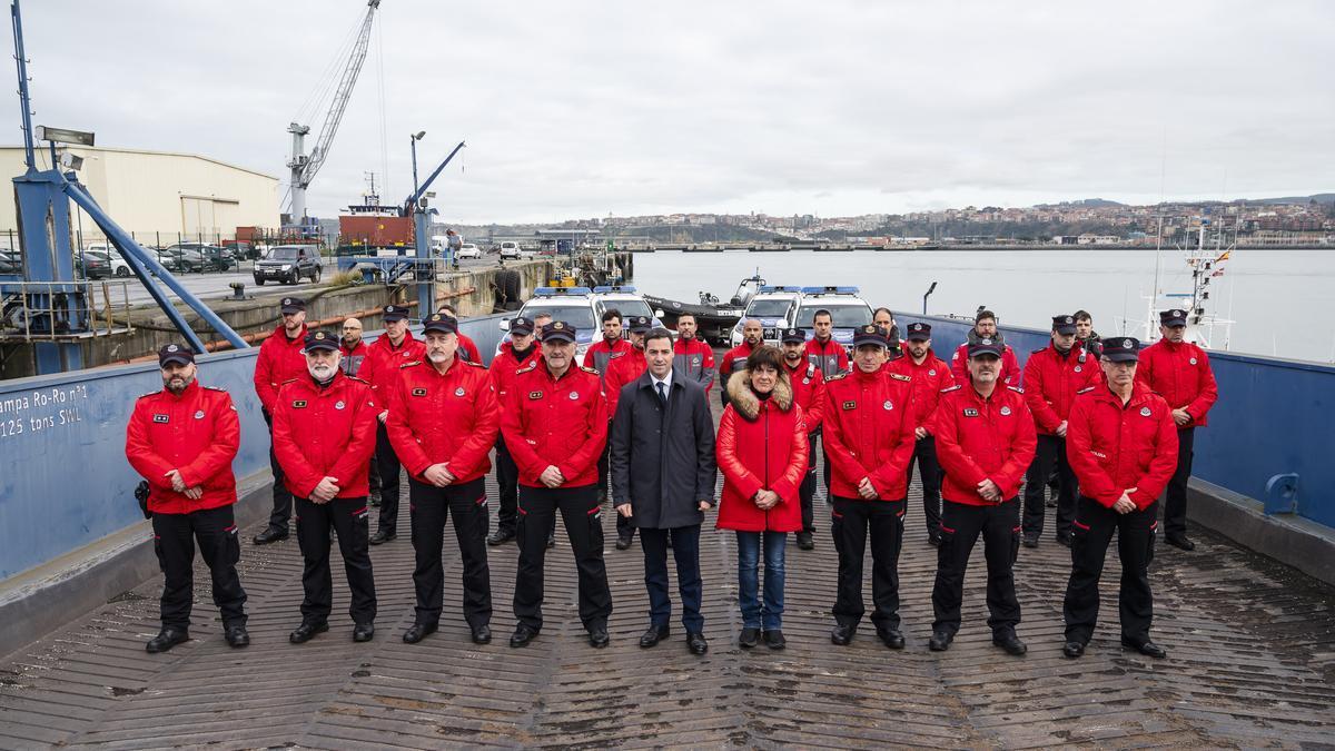 El lehendakari, Imanol Pradales, este lunes con la Ertzaintza en el puerto de Bilbao