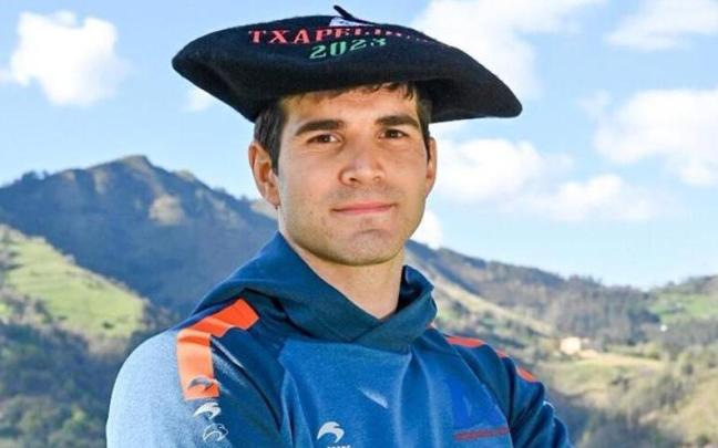 José Javier Zabaleta posa con la txapela de campeón del Parejas.