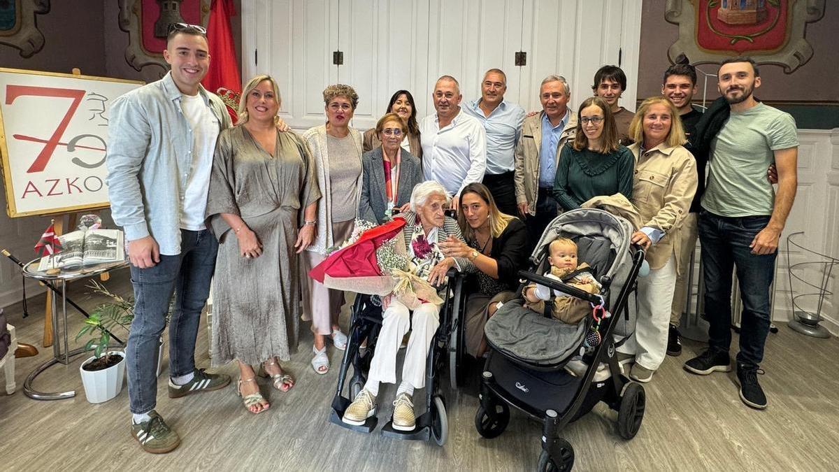 María Rosario Azkue ha estado acompañada de su familia en el homenaje que se le ha rendido en el ayuntamiento de Azkoitia.