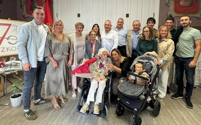 María Rosario Azkue ha estado acompañada de su familia en el homenaje que se le ha rendido en el ayuntamiento de Azkoitia.