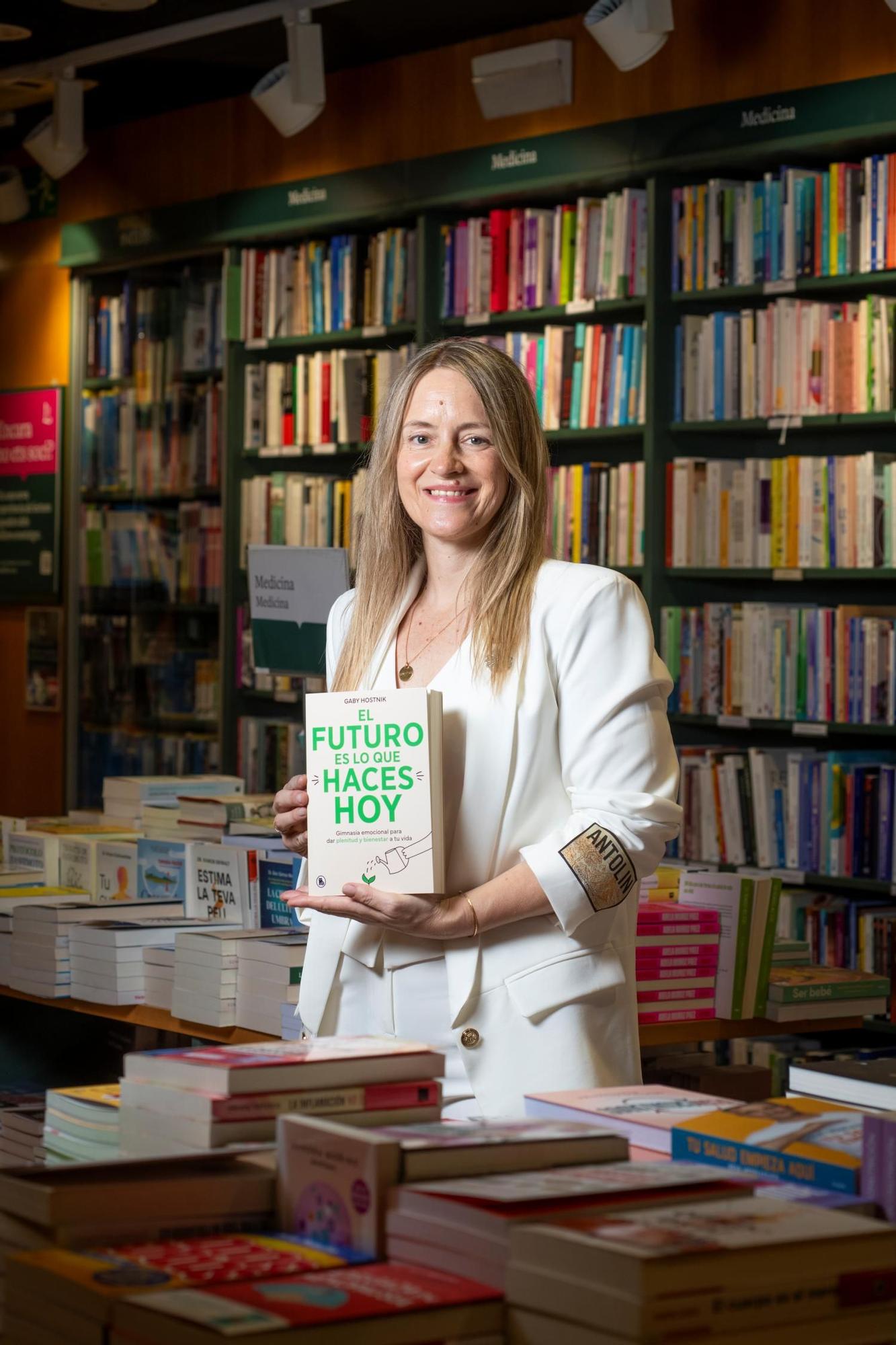 Gaby Hostnik posando con su libro ‘El futuro es lo que haces hoy’.