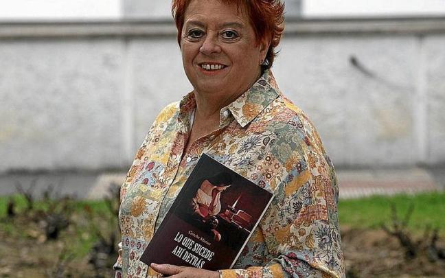 La autora gasteiztarra con un ejemplar de su nueva obra. | FOTO: ALEX LARRETXI