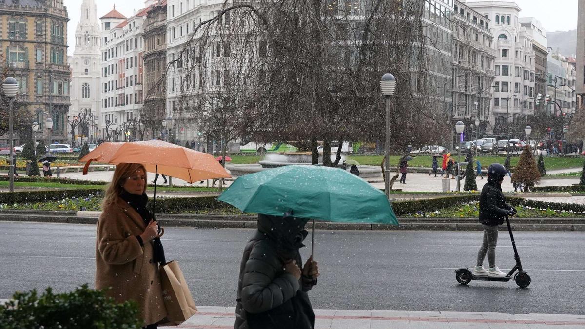 Gente caminando por una céntrica zona de la capital vizcaina.