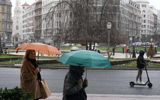 Gente caminando por una céntrica zona de la capital vizcaina.