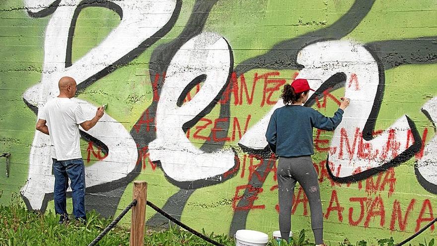 Jorge López de Guereñu y su ayudante han tenido que restaurar esta semana el mural.