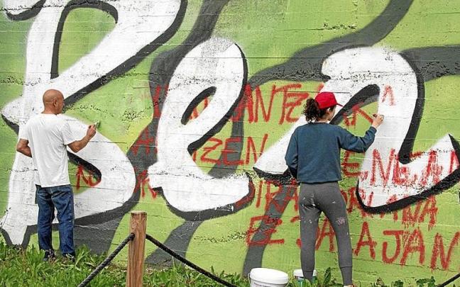Jorge López de Guereñu y su ayudante han tenido que restaurar esta semana el mural.