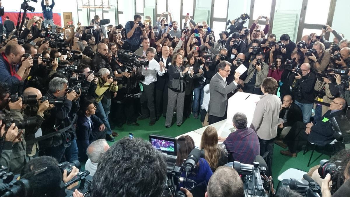 Decenas de periodistas siguen el momento en el que Artur Mas vota en la consulta celebrada el 9 de noviembre de 2014