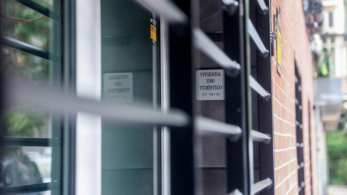 Fachada de un piso turístico