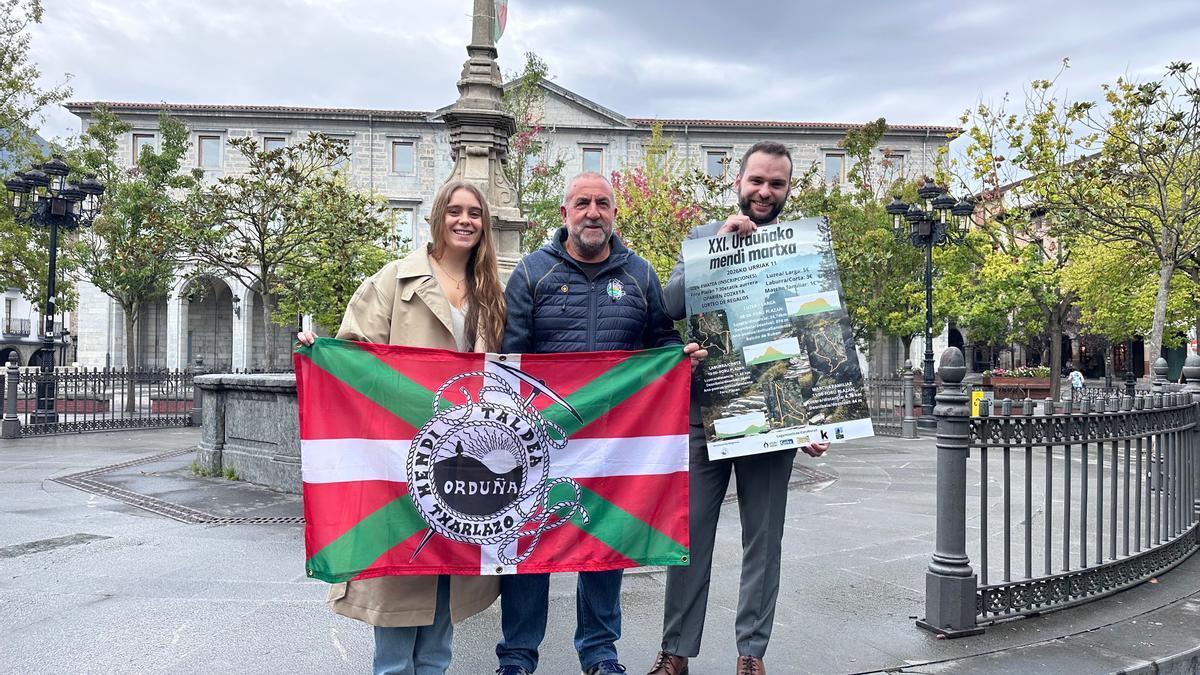 La concejala de Cultura, el secretario del club de montaña y el alcalde de Orduña, en la presentación de la Mendi Martxa