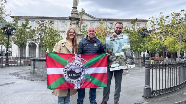 La concejala de Cultura, el secretario del club de montaña y el alcalde de Orduña, en la presentación de la Mendi Martxa