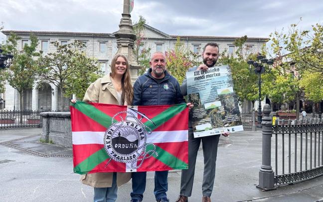 La concejala de Cultura, el secretario del club de montaña y el alcalde de Orduña, en la presentación de la Mendi Martxa
