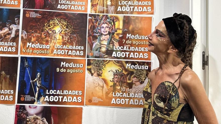 Victoria Abril, junto a los diez carteles de localidades agotadas en las funciones de 'Medusa' en el Festival de Mérida.